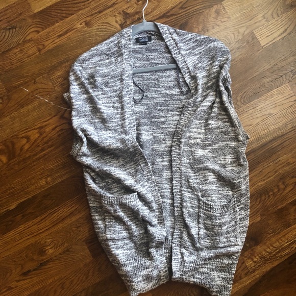 3/$20 Women’s Nollie sweater cardigan - Picture 2 of 8